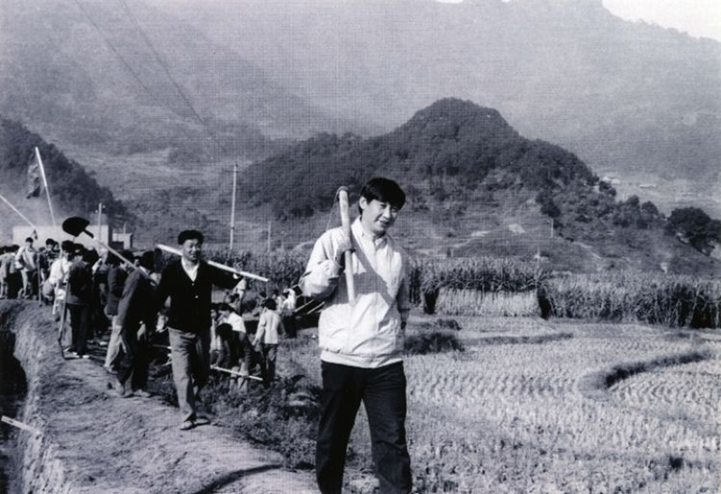 1989年，时任福建宁德地委书记的习近平带领地直机关千余名干部到水利工地参加修整水渠劳动。
