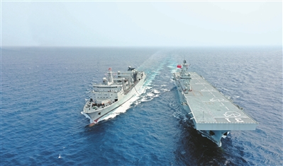 海南舰（右）航行中接受补给。
