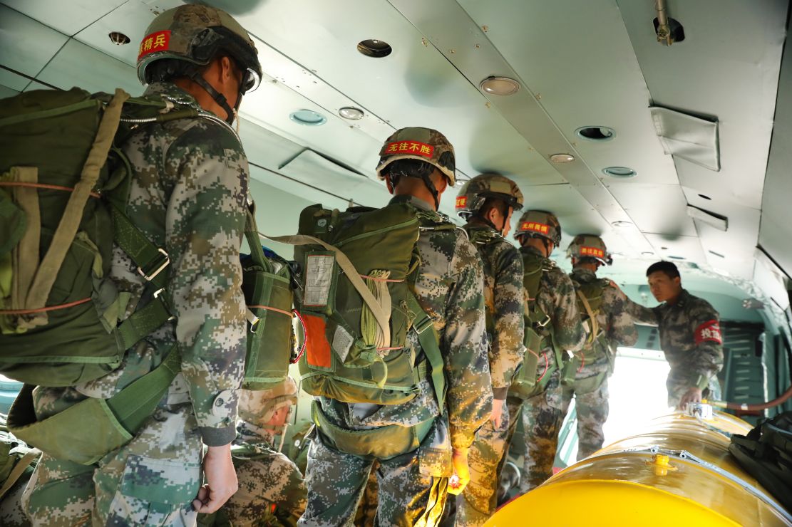 神兵天降特战队员敌后伞降戈壁大漠