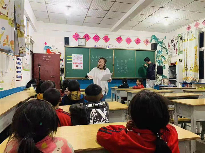 “深圳声乐季·中国声乐人才培养计划”学员在四川大凉山支教
