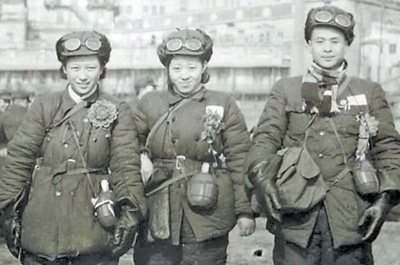　　图为72年前王漫如（左）、叶鸣（右）与战友奔赴抗美援朝战场前的合影。资料图片