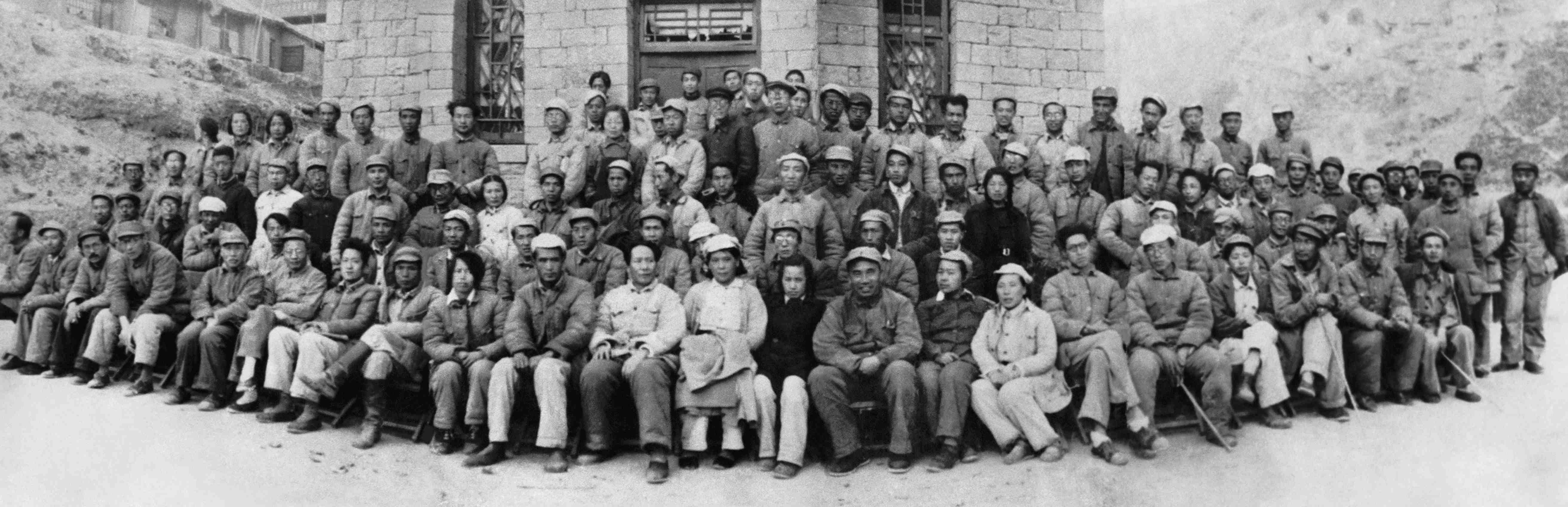 延安文艺座谈会代表合影（摄影） 31×95厘米 1942年 吴印咸 中国美术馆藏