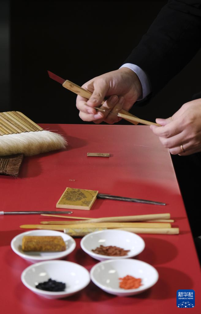 在香港故宫文博馆，藏品修复团队主任吕智超介绍藏品修复工具（4月22日摄）。新华社记者 王申 摄