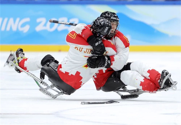 3月12日，北京2022年冬残奥会冰球铜牌赛在北京国家体育馆举行，中国队以4比0战胜韩国队获得铜牌。中国队球员在比赛后拥抱。兰红光 摄