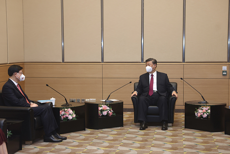 7月1日上午，国家主席习近平在香港会见刚刚就职的香港特别行政区行政长官李家超。新华社记者 鞠鹏 摄