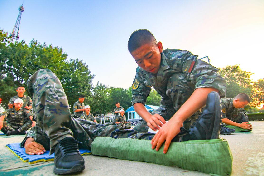 武警天津总队新兵团组织开展战场自救互救训练
