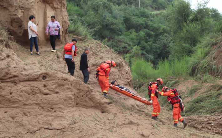 7月16日，甘肃省庆阳市庆城县翟家河乡消防救援人员运用担架转移被困群众。（甘肃省森林消防总队平凉支队供图）