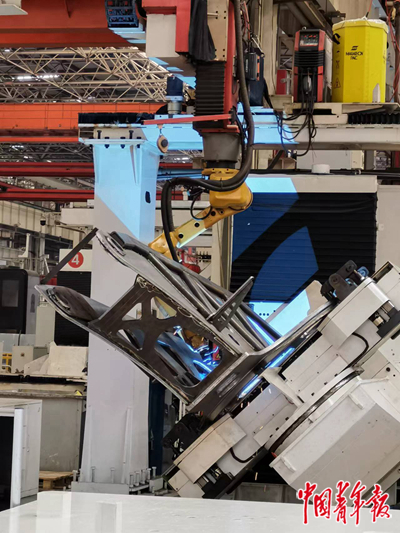 在三一18号工厂里，机器人正在对工件进行焊接作业。中青报·中青网记者 洪克非/摄