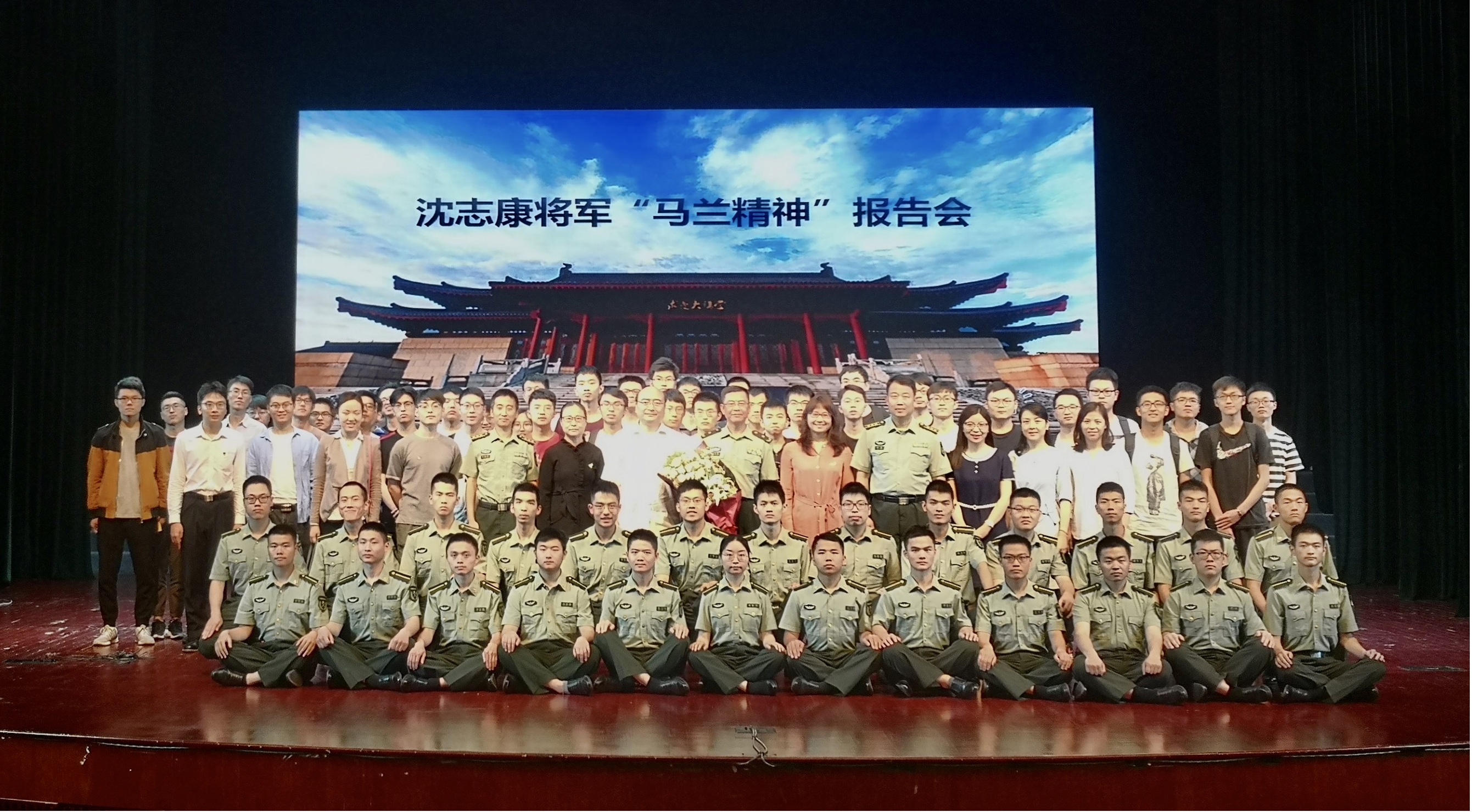 马兰工作室导师团成员张翔将军为学生党员作报告