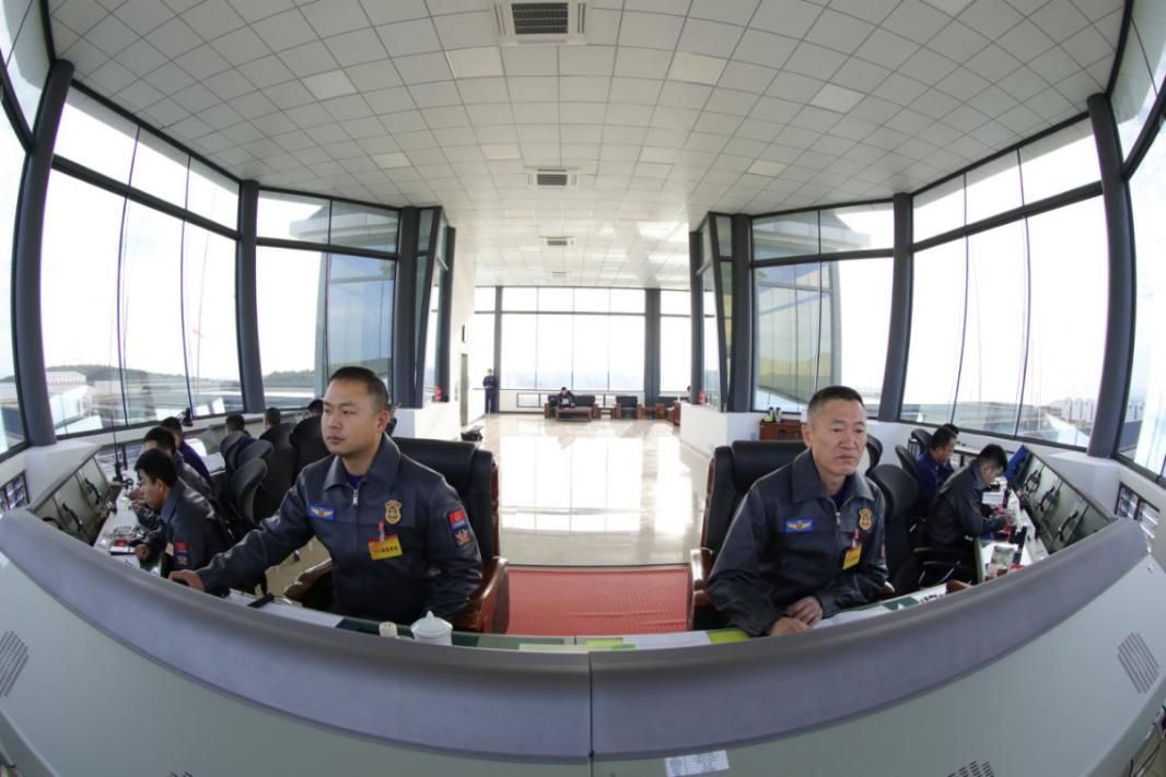 郭胜（左一）在塔台指挥直升机飞行