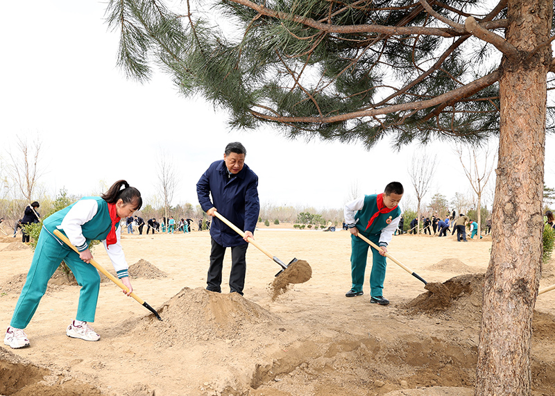 2022年3月30日，習近平等黨和國家領導人來到北京市大興區黃村鎮參加首都義務植樹活動。這是習近平同大家一起植樹。