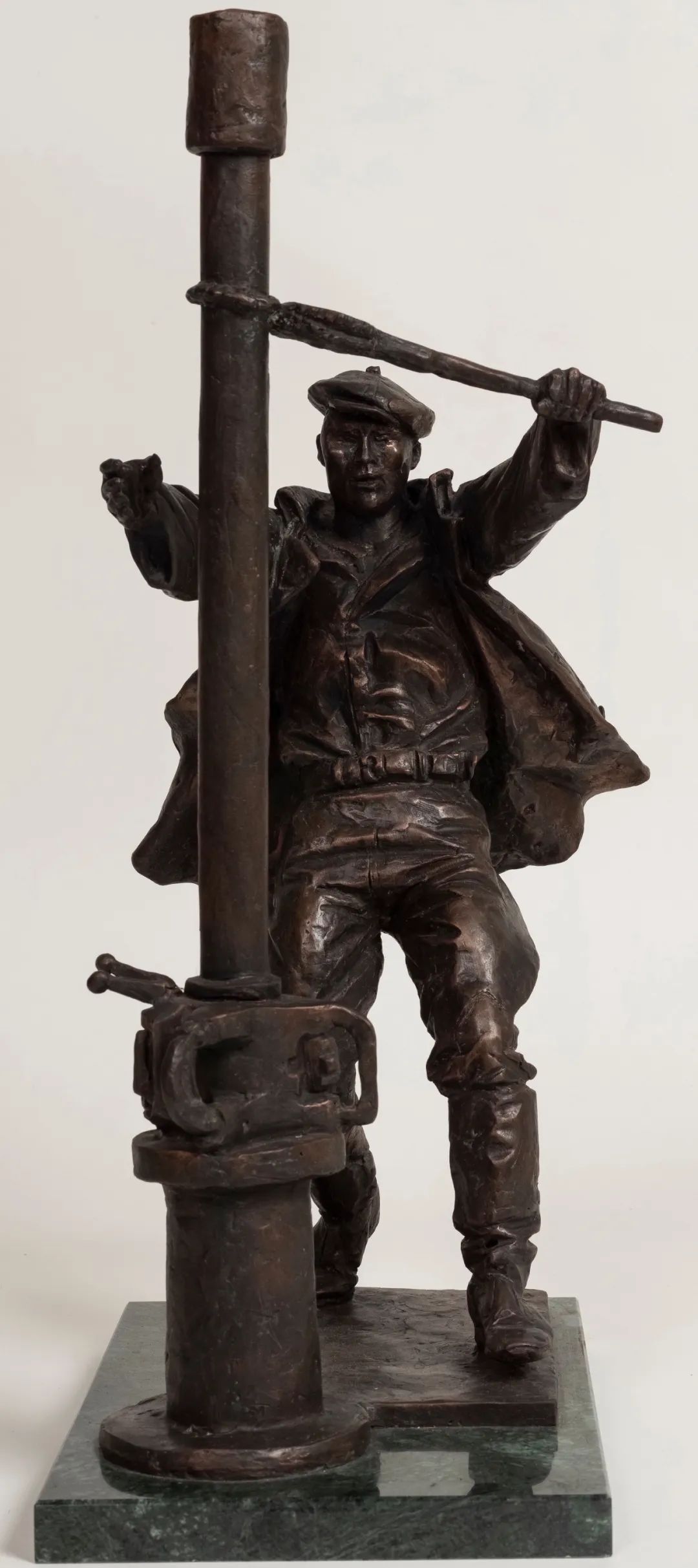 40年代的石油工作者 安德烈·卡瓦利丘克  雕塑 52×20×30cm 2017年 中国美术馆藏 俄罗斯