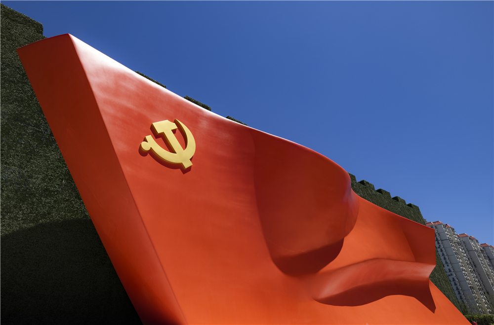 《旗帜》 吴为山 雕塑 105×300×26cm 2021