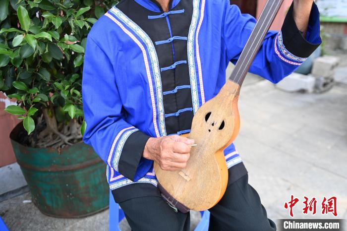 民众演奏使用葫芦制作的“靖西壮族八音”琴。　王以照 摄