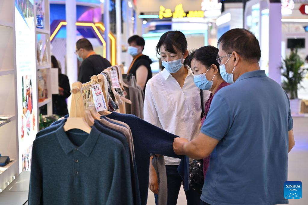 Visitors shop at an exhibition hall during the 2022 China Internatio<em></em>nal Fair for Trade in Services (CIFTIS) in Beijing, capital of China, Sept. 3, 2022. The CIFTIS opend to the public on Saturday. (Xinhua/Li Xin)
