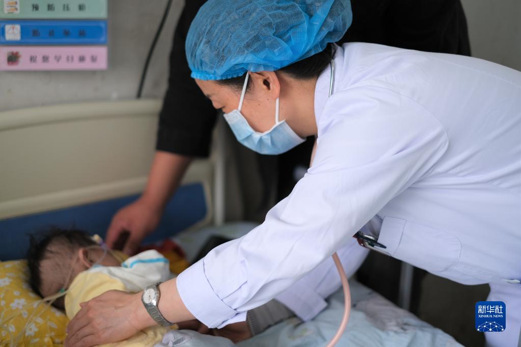 青海省妇女儿童医院医生、青南支医队员孙敬在青海省玉树藏族自治州人民医院给患者检查身体（2022年4月25日摄）。