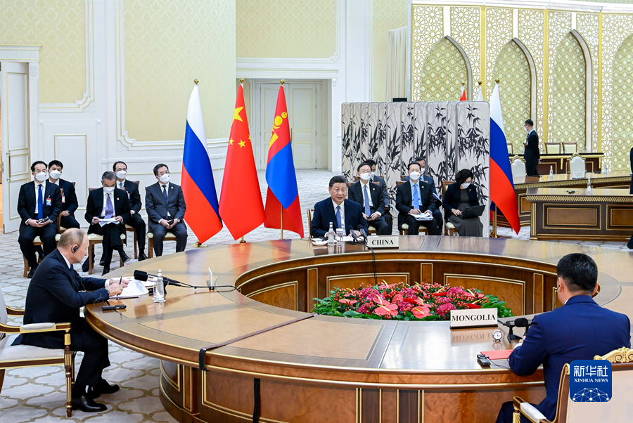 　当地时间9月15日下午，国家主席习近平在撒马尔罕国宾馆同俄罗斯总统普京、蒙古国总统呼日勒苏赫举行中俄蒙三国元首第六次会晤。