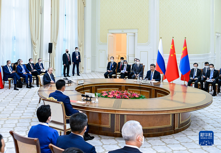 　当地时间9月15日下午，国家主席习近平在撒马尔罕国宾馆同俄罗斯总统普京、蒙古国总统呼日勒苏赫举行中俄蒙三国元首第六次会晤。