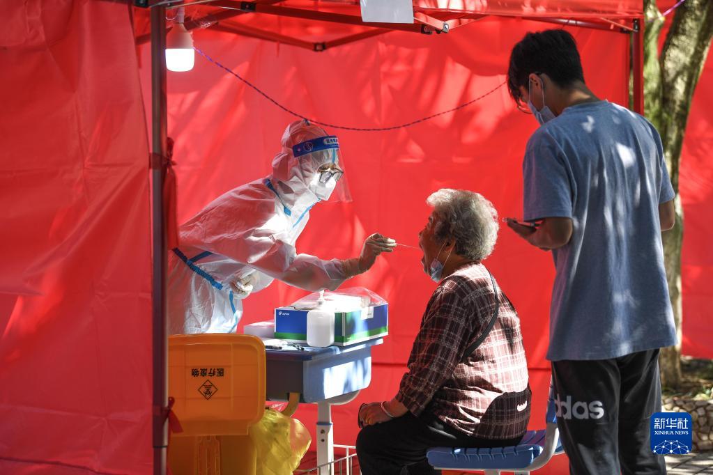 　　2022年9月5日，医护人员在贵州省贵阳市云岩区大营路街道中天花园社区给市民做核酸检测。