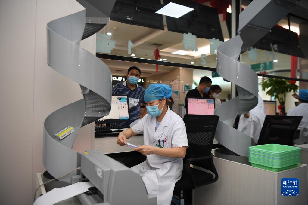 　　2021年8月11日，医务人员在湖南省长沙市第一医院门诊智慧药房为患者发放药物。