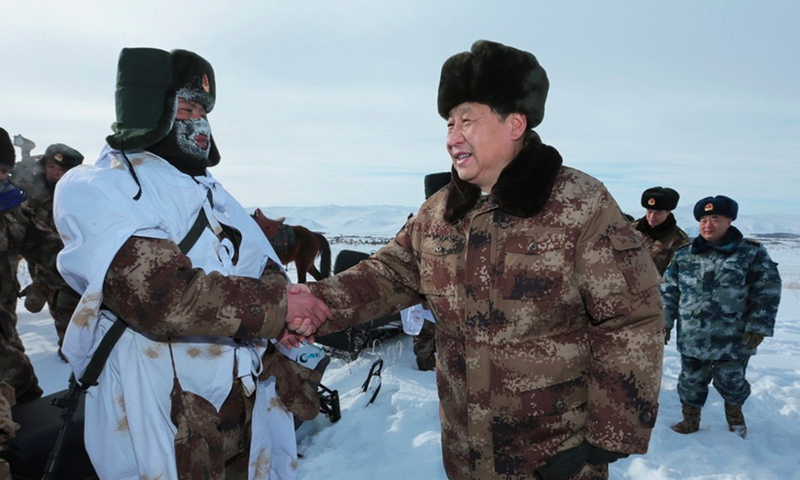 　　2014年1月26日，习近平主席专程来到内蒙古军区边防某部，亲切看望慰问戍边官兵。
