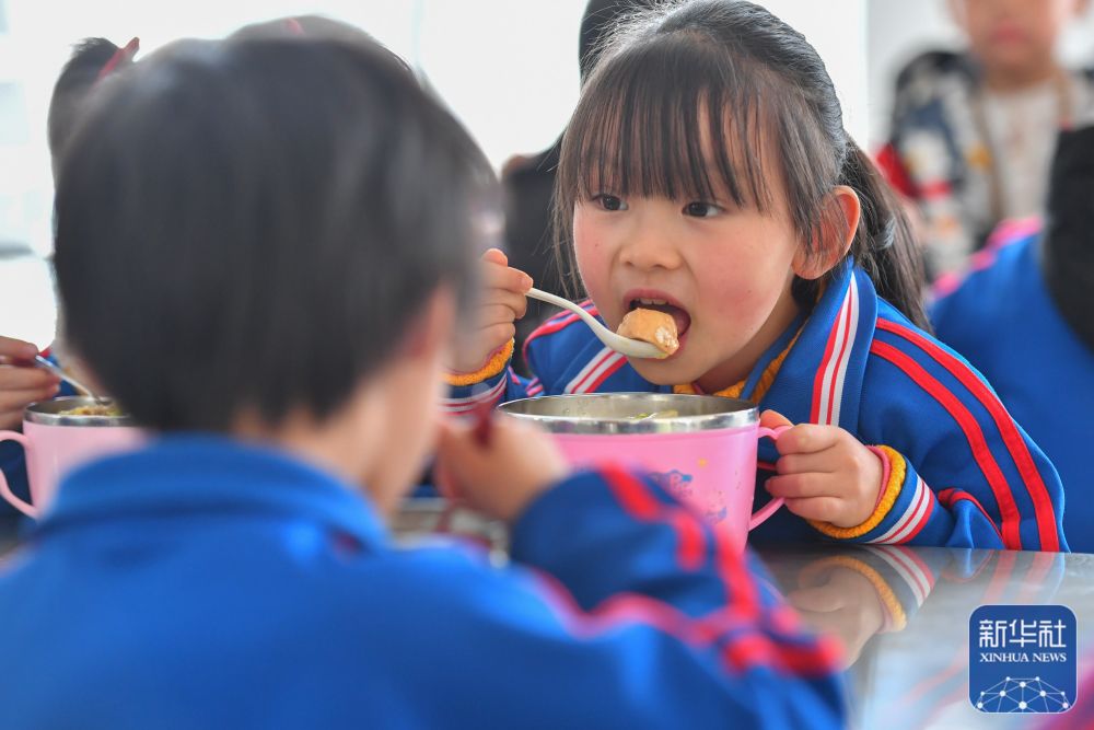 在湖南省郴州市汝城县沙洲芙蓉学校，学生在食堂吃午餐(2022年1月4日摄)。新华社记者 陈泽国 摄