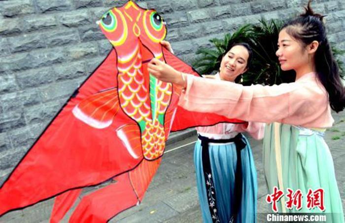 Data Map: Flying kites in Hanfu Girls' Double Ninth Festival. Liu kegeng photo
