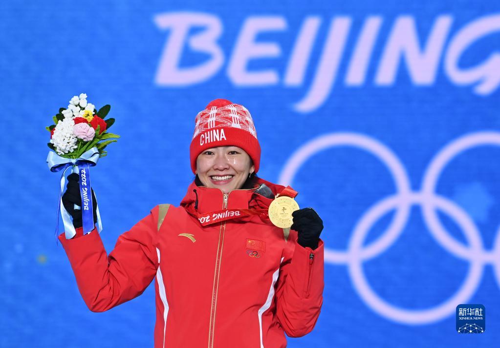 徐梦桃在张家口赛区颁奖广场举行的北京2022年冬奥会自由式滑雪女子空中技巧奖牌颁发仪式上庆祝（2022年2月15日摄）。