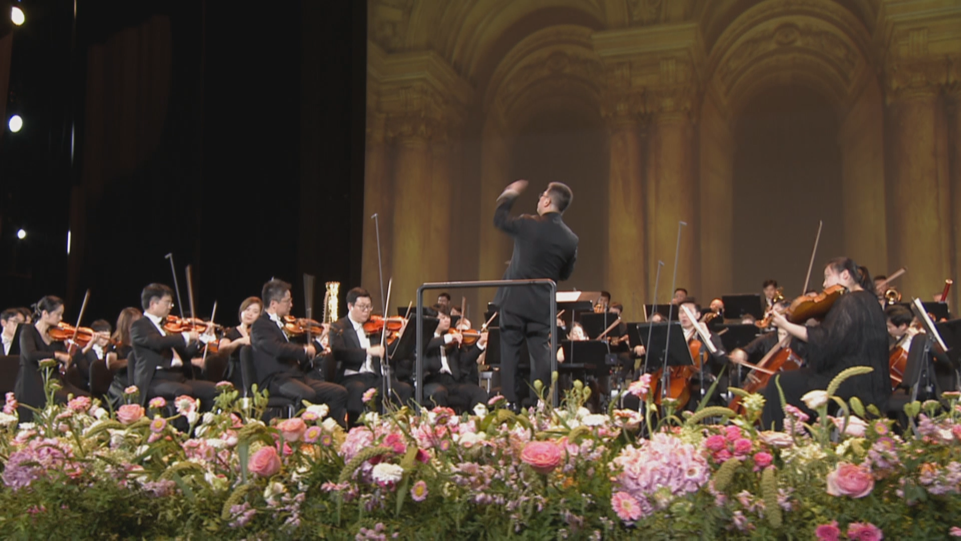 △中央歌剧院交响乐团演奏德国作曲家保罗·林克的作品《柏林的空气》
