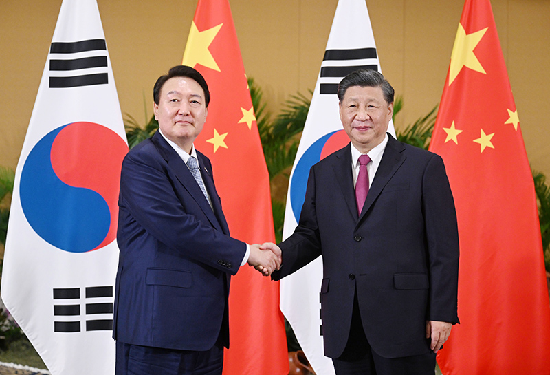 　　当地时间11月15日下午，国家主席习近平在印度尼西亚巴厘岛会见韩国总统尹锡悦。