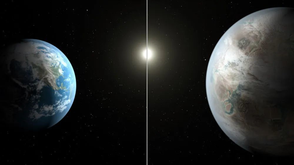 美国航天局2015年7月23日公布的效果图显示的是地球（左）和太阳系外行星开普勒-452b。 新华社发