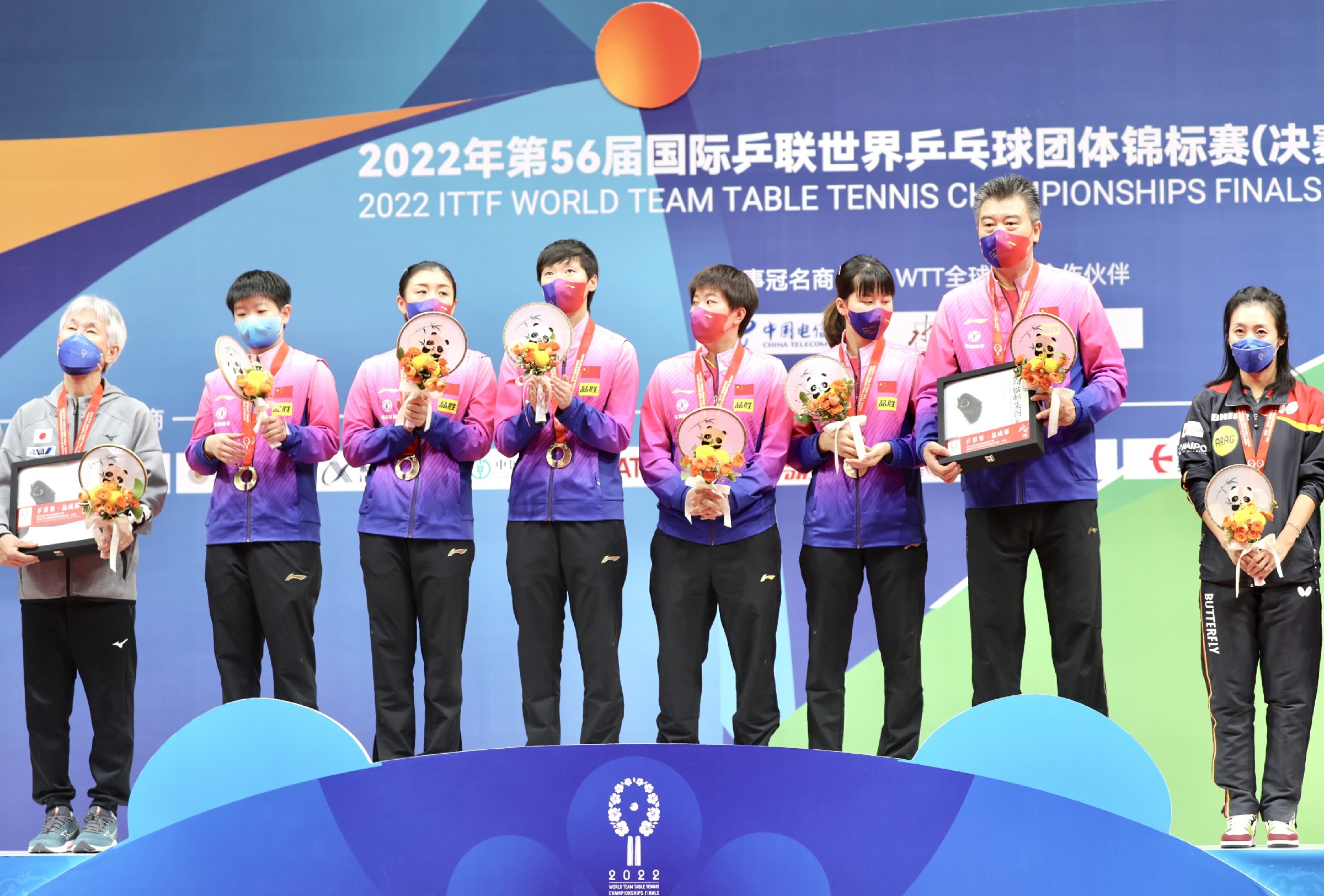 第56届世乒赛上，《大熊猫邮集图鉴》作为礼物颁发给获奖运动员