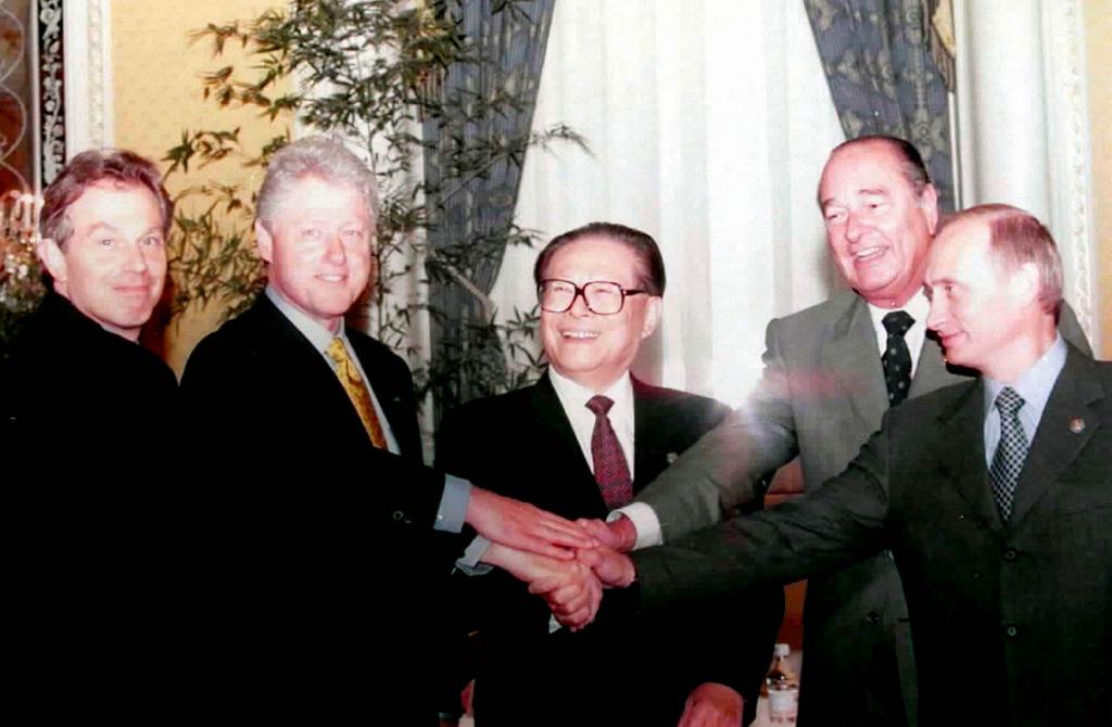 　　2000年9月7日，由中国倡议的联合国安理会五个常任理事国首脑会议在纽约举行。江泽民同志（中）同法国总统希拉克（右二）、俄罗斯总统普京（右一）、英国首相布莱尔（左一）、美国总统克林顿（左二）握手合影。