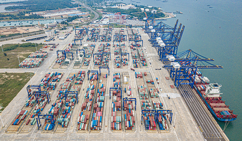 2022年11月5日，在海南洋浦经济开发区拍摄的洋浦国际集装箱码头。