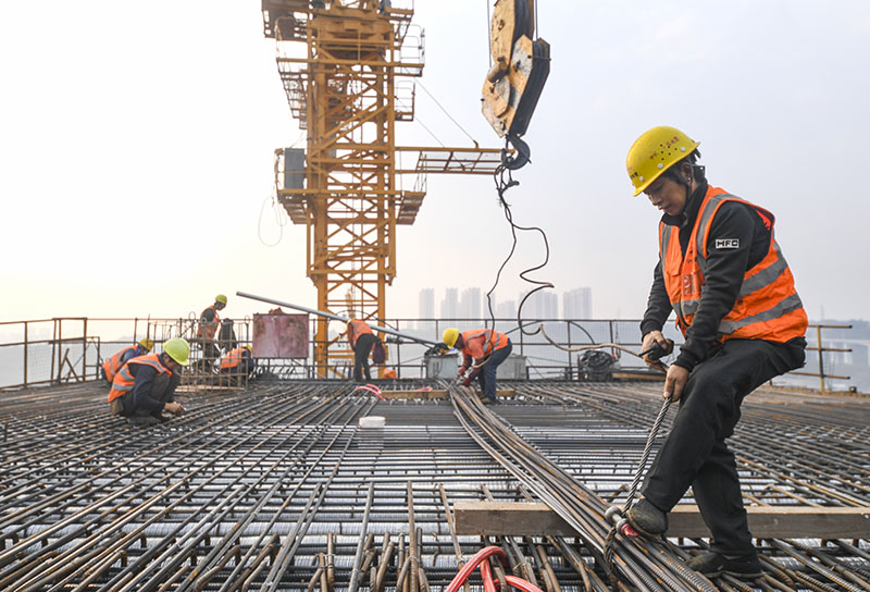 2022年11月28日，工人在渝昆高铁川渝段华福特大桥施工现场作业。