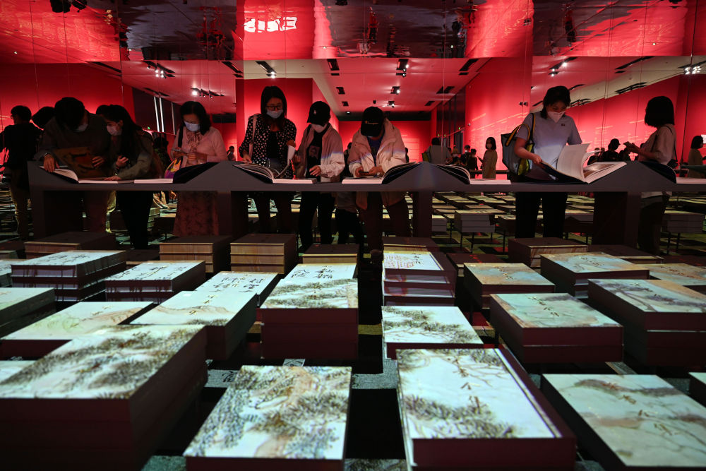 参观者在中国国家博物馆观看“盛世修典——‘中国历代绘画大系’成果展”(2022年9月29日摄)。新华社记者 金良快 摄