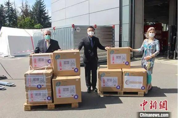 图片图为托马斯&middot;拉贝和海德堡市政府代表接受物资捐赠。 德国海德堡市供图