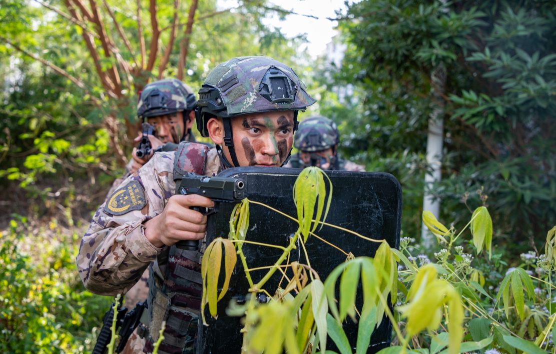 广西北海：武警特战队员开展实战化山林地反恐演练_军事频道_央视网