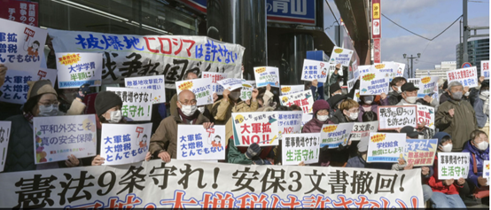 日本核爆受害者抗议日政府敲定安保文件，高呼“不准增加军费”