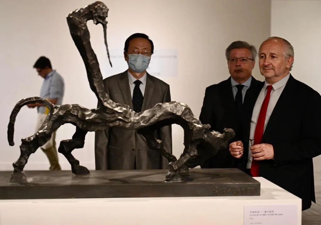 乌拉圭教育和文化部部长巴勃罗·达·西尔韦拉（右）、乌拉圭视觉艺术博物馆馆长恩里克·阿盖尔（中）、中国驻乌拉圭大使王刚（左）欣赏吴为山雕塑《空谷有音——老子出关》