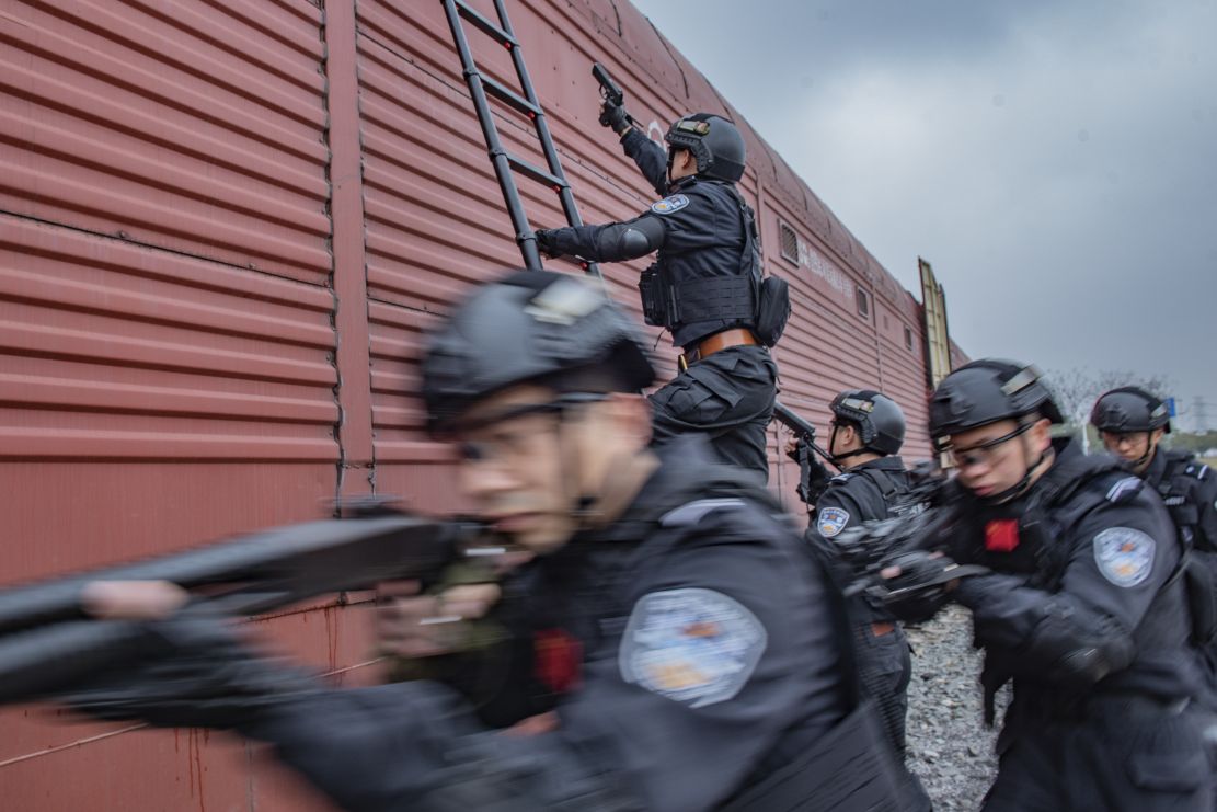 特警队员多点向目标发起突击