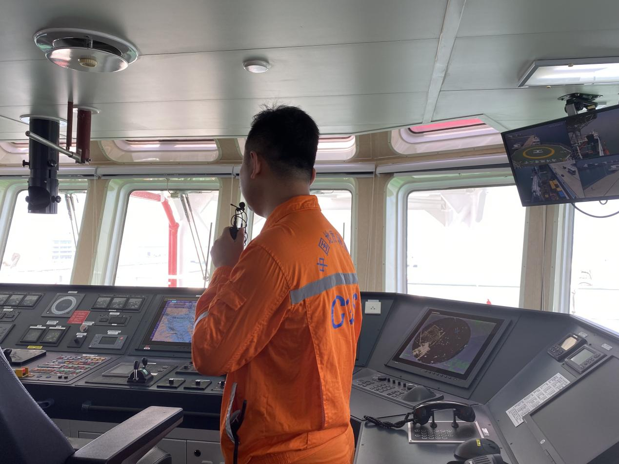 广州市南沙区，海洋地质二号驾驶员闫爽在介绍驾驶舱情况。