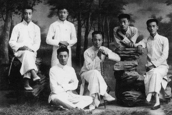1916年，周恩来（前排左一）与老师伉乃如及同学在天津南开学校合影。