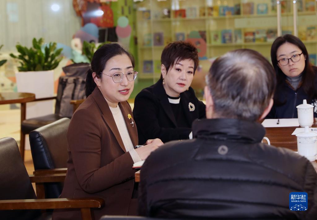 　　2月17日，在上海虹桥街道古北市民中心，全国人大代表盛弘（左一）和居民区代表讨论社区服务功能的相关议题。