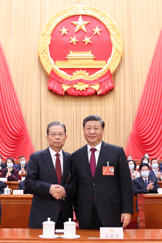 3月10日，十四屆全國人大一次會議在北京人民大會堂舉行第三次全體會議。習近平全票當選中華人民共和國主席、中華人民共和國中央軍事委員會主席。這是習近平同新當選的全國人大常委會委員長趙樂際握手。