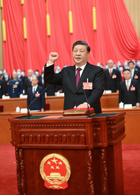 　　3月10日，十四屆全國人大一次會議在北京人民大會堂舉行第三次全體會議。習近平全票當選中華人民共和國主席、中華人民共和國中央軍事委員會主席。這是習近平進行憲法宣誓。 