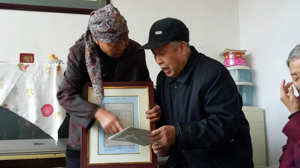 2017年，河北蔚縣，王艾甫將烈士王玉山的陣亡通知書交到烈屬手中。