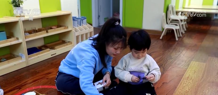 前不久,国家卫生健康委发布《家庭托育点管理办法(试行)(征求意见稿)》,就家庭托育点的规范管理向社会公开征求意见。管理办法不仅明确了家庭托育点的定义,还对家庭托育点对3岁以下婴幼儿的生活照料、安全看护、平衡膳食等多方面提出了细化要求。