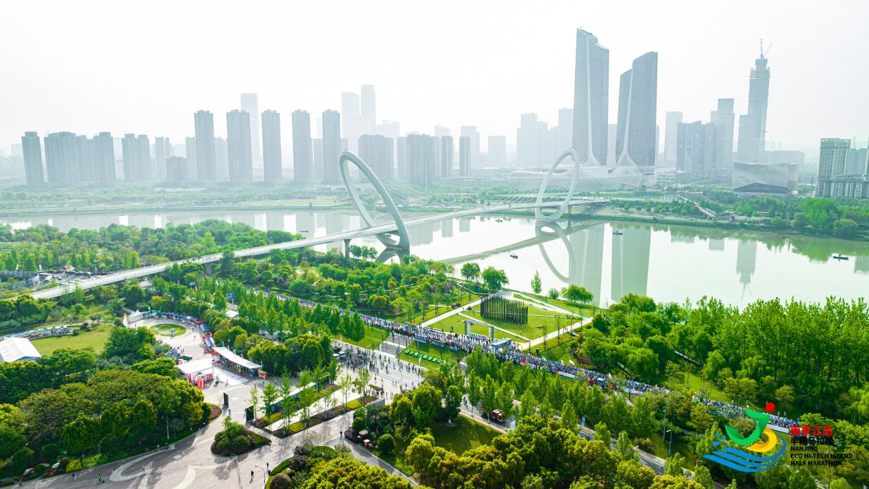 南京生态科技岛伴江而生，绿化率达70%。