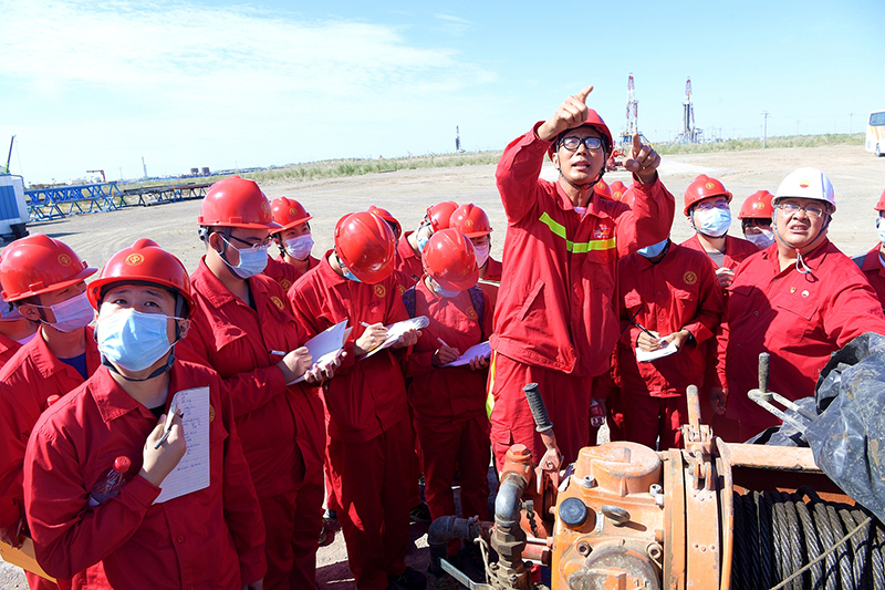 2021年7月23日，新疆克拉玛依，中国石油大学（北京）克拉玛依校区的9名大学生，利用暑假时间，深入玛湖油田金龙2井区生产一线。